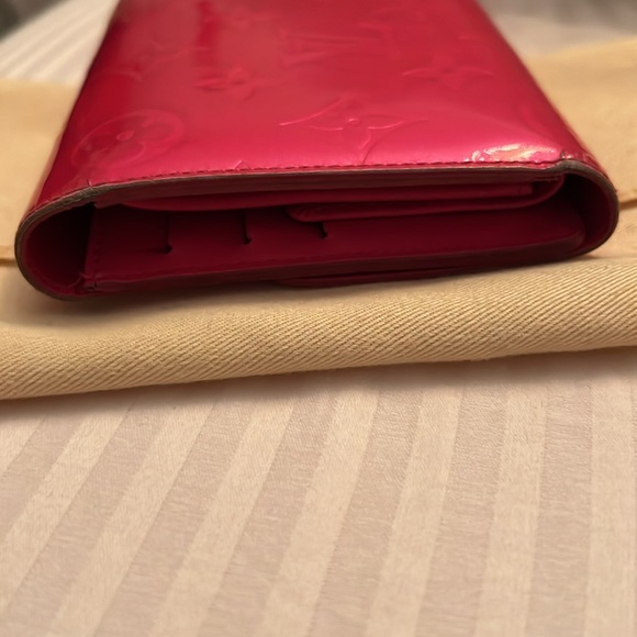 LOUIS VUITTON Rare Fuchsia Monogram Vernis Wallet- Preowned - Picture 4 of 13